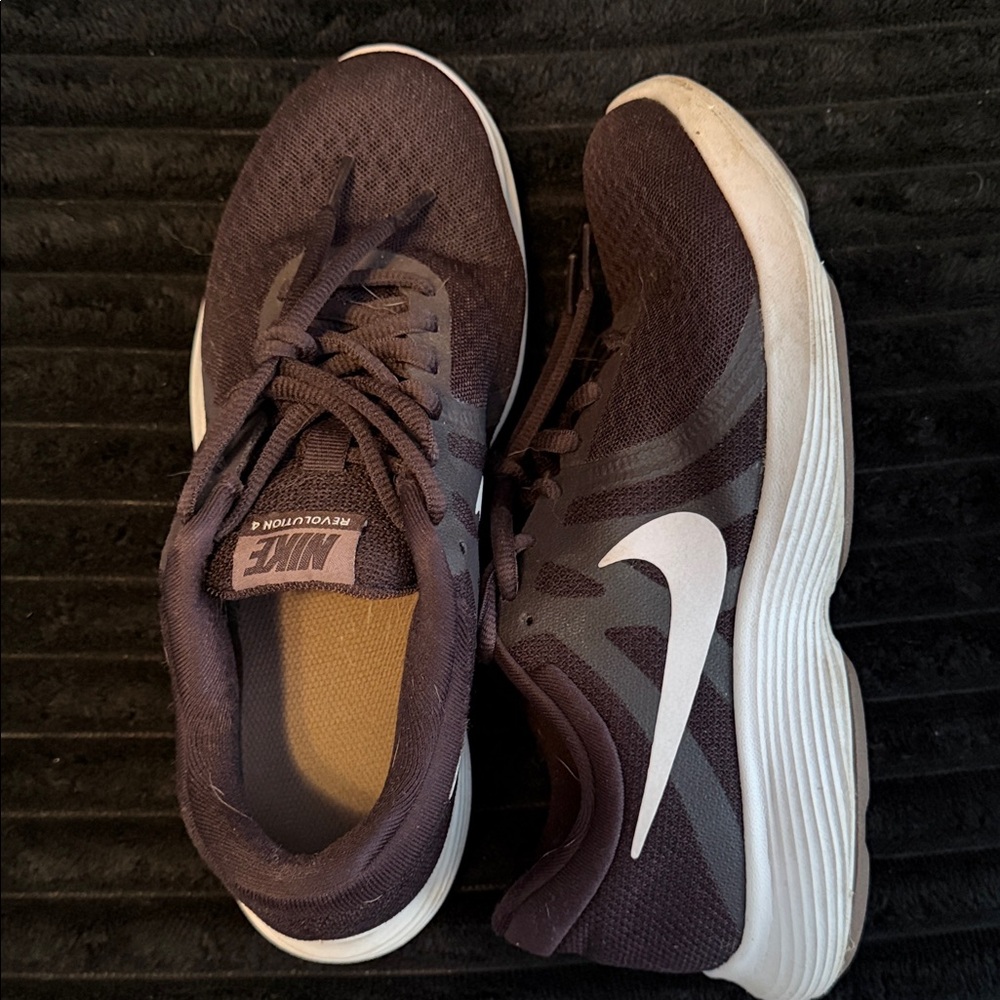 Nike Revolution 4